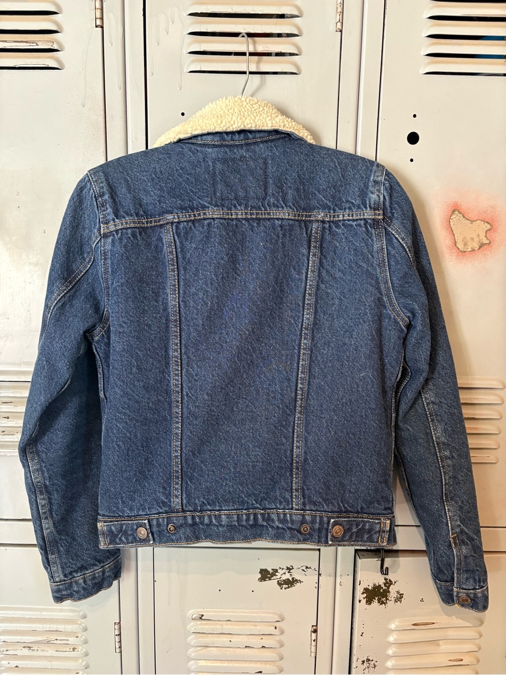 Levi's Dark Blue Denim Jacket with Cream Sherpa Collar - Picture 2 of 3